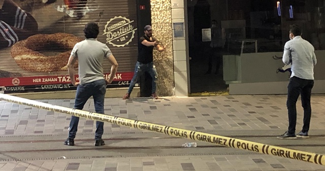 İstiklal Caddesi&#039;nde bir kişi eline aldığı bıçakla etrafa saldırdı