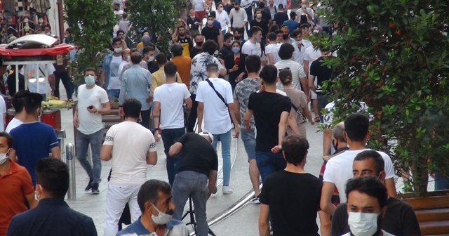 İstiklal Caddesi&#039;nde hafta sonu yoğunluğu