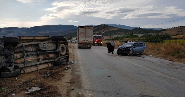 İzmir’de kamyonet ile otomobil çarpıştı: 5 yaralı