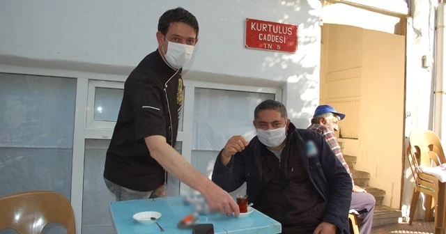 Kahveci astı, müşterileri şaşkınlıkla okudu