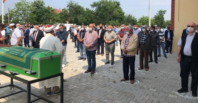 Kamyonun eve girmesi sonucu ölen kadın toprağa verildi