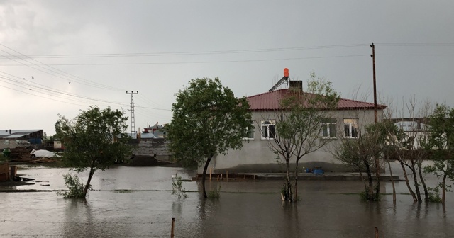 Kars’ta ev ve araziler sular altında kaldı