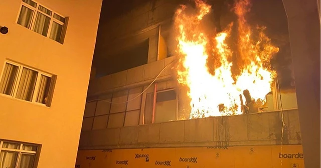 Kartal'da çok amaçlı kullanılan katlı otopark alev alev yandı