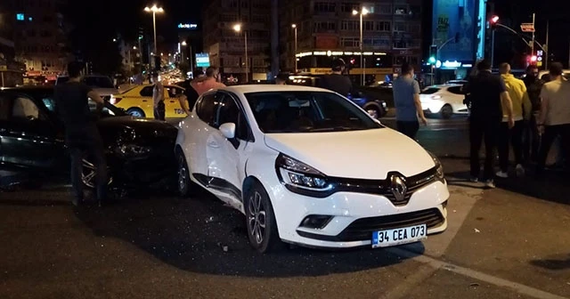 Kırmızı ışıkta geçti, 4 arabanın kaza yapmasına sebep oldu