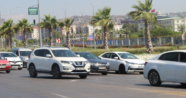 Kısıtlama bitti, Çeşme Otoyolu’nda yoğunluk başladı