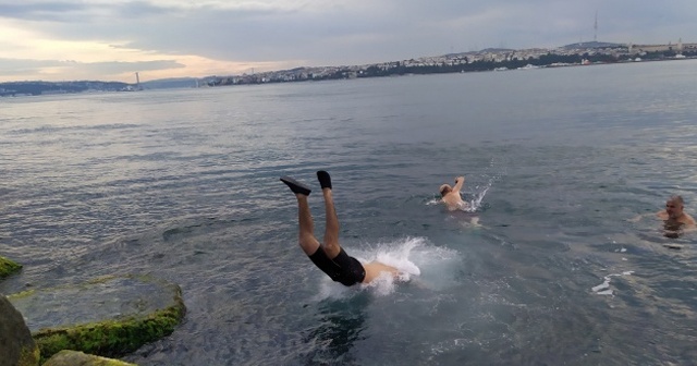 Kısıtlama kalkınca sahile akın edip denize girdiler