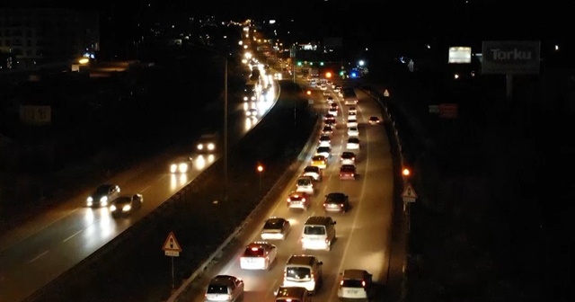 Kısıtlama öncesi yollara akın ettiler: 43 ilin geçiş güzergahında trafik yoğunluğu