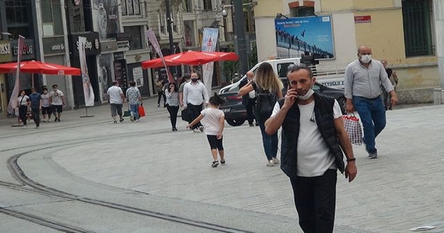 Kısıtlamanın bitmesiyle vatandaşlar Taksim Meydanı’na akın etti