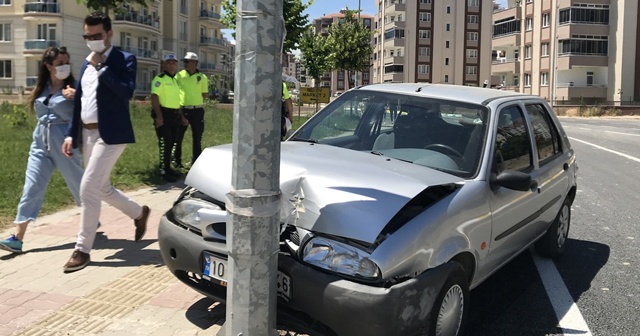 Kısıtlamaya rağmen dışarı çıkan 90 yaşındaki sürücü aracıyla kaza yaptı