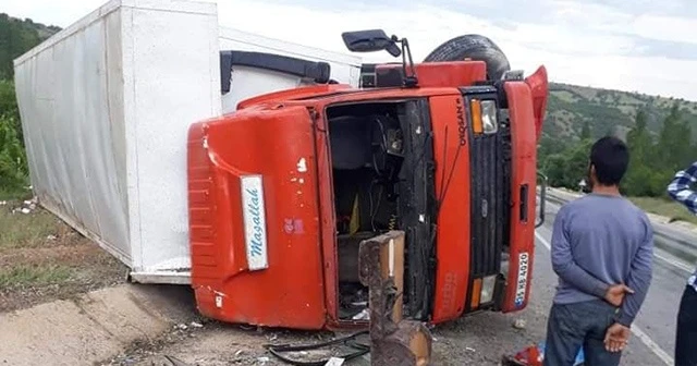 Kontrolden çıkan kamyon yan yattı