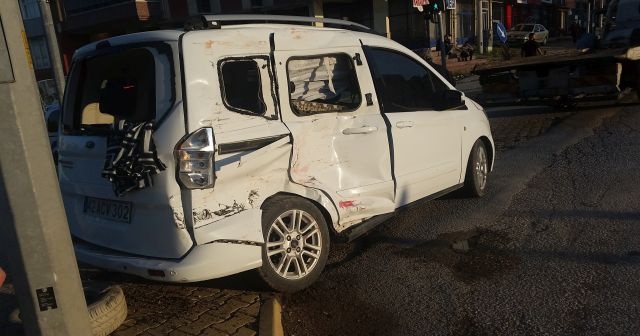 Konya&#039;da tır ve hafif ticari araç çarpıştı