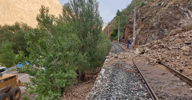 Kopan kaya parçaları tren ve kara yolunu kapattı