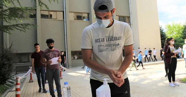 Korona gölgesinde ilk kapsamlı sınav, önlemler dahilinde başladı