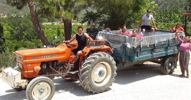 Korona traktör kasasını vatandaşa seyyar havuz yaptırdı