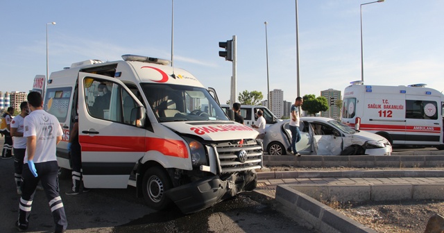 Koronavirüs vakası taşıyan ambulans kaza yaptı: 2 yaralı