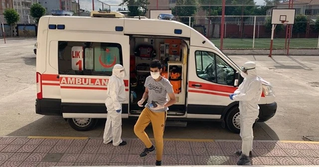 Kovid-19 tedavisi gören gençler ambulanslarla sınav salonuna götürüldü