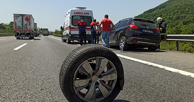 Lastiği çıkan otomobil bariyerlere çarptı