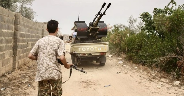 Libya ordusu ile Hafter milisleri arasında başkentin güneyinde şiddetli çatışmalar yaşanıyor