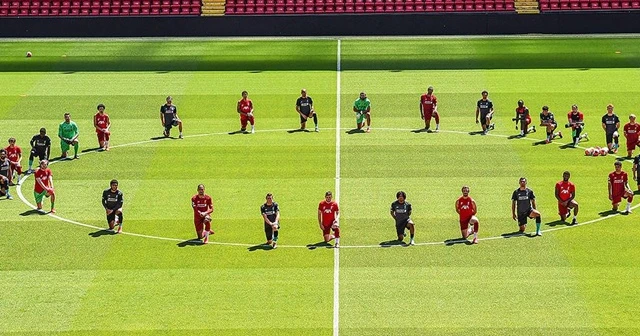 Liverpoollu futbolcular George Floyd için diz çöktü
