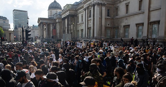 Londra'da aşırı sağ ve ırkçılık karşıtı göstericiler arasında çatışma çıktı