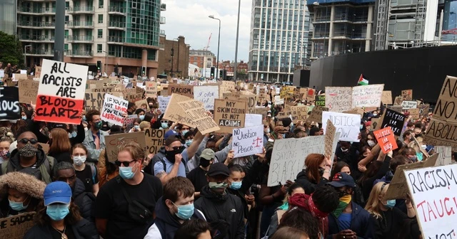 Londra’da binlerce kişi ABD Büyükelçiliğine yürüdü