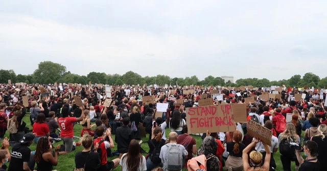 Londra&#039;da binlerce kişi George Floyd için yürüdü