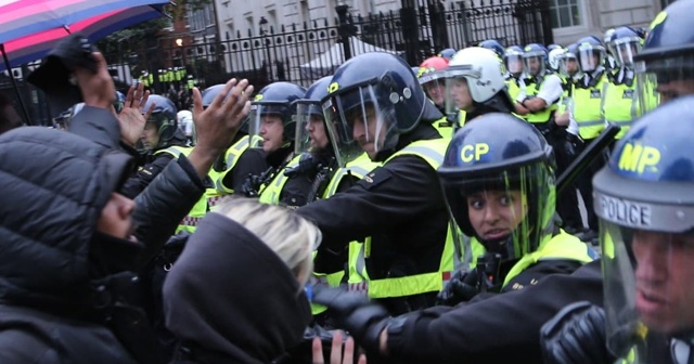 Londra&#039;da göstericiler ile polis arasında arbede