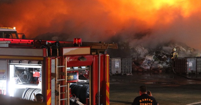 Manisa'da fabrikanın ham maddelerinin bulunduğu alanda yangın