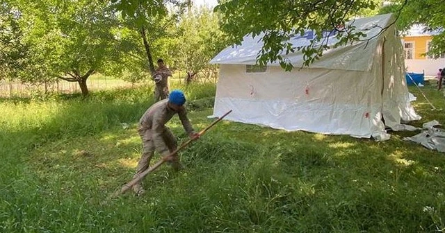 Mehmetçik deprem bölgesinde yaraları sarıyor