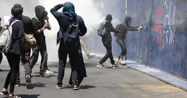 Meksika’da protestocular ABD büyükelçiliğine saldırdı