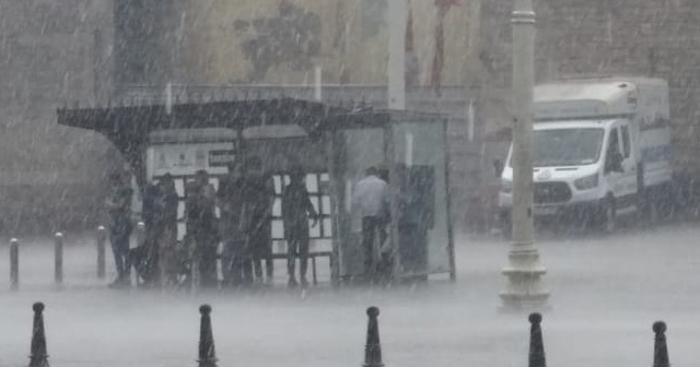 Meteoroloji uyardı: İstanbul’da şiddetli yağmur etkili oluyor