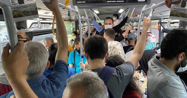 Metrobüs duraklarında sosyal mesafe unutuldu