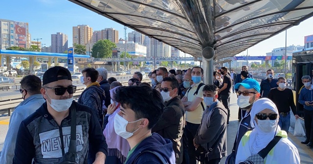 Metrobüsler ve duraklarda dikkat çeken yoğunluk