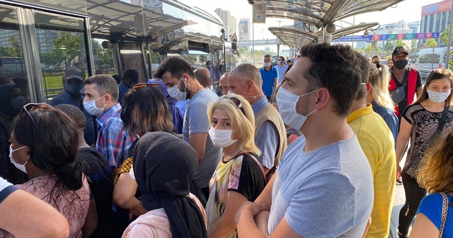 Metrobüslerde ve duraklarda dikkat çeken yoğunluk