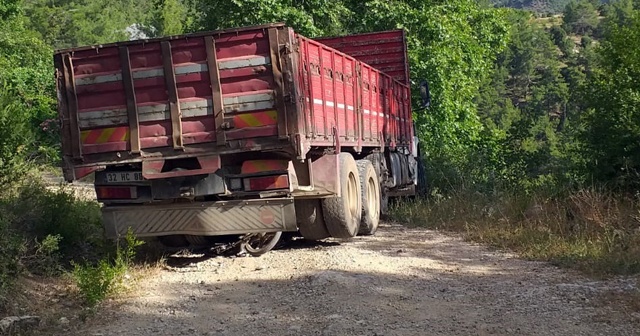 Motosiklet kamyonun altına girdi: 1 ölü, 1 yaralı