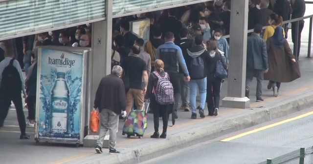 Normalleşmenin ilk sabahı metrobüs durağında insan yoğunluğu