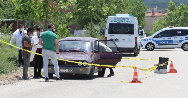 Otomobilde ölü olarak bulunan kişi ensesinden vurularak öldürülmüş