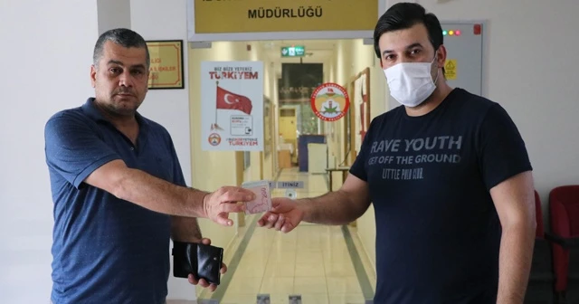Para dolu cüzdanı sahibine teslim etti