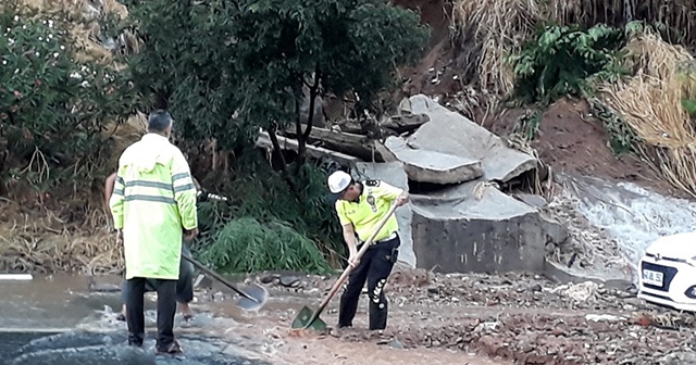 Polis elinde kürekle otoyoldaki toprağı temizledi