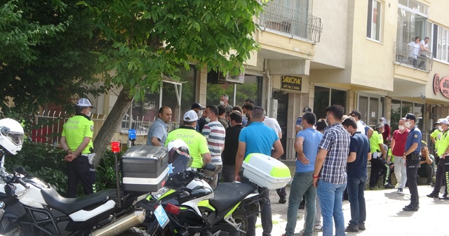 Polis memuru otomobilinde ölü bulundu