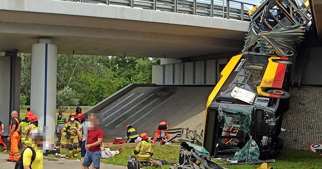 Polonya&#039;da otobüs viyadükten düştü: 2 ölü, 20 yaralı