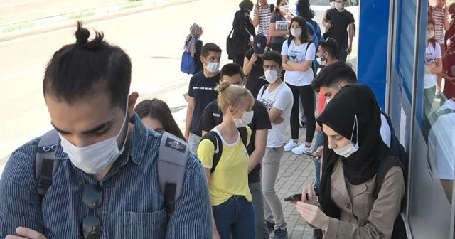 Sabahın ilk saatlerinde Millet Kıraathaneleri'nin önünde kuyruk oluştu