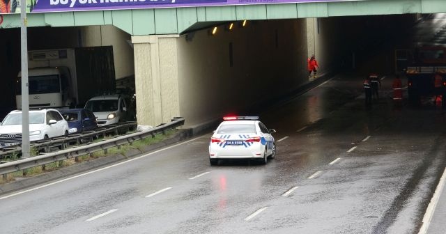 Sağanak yağış nedeniyle Çekmeköy’de alt geçidi su bastı