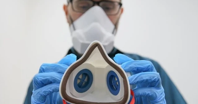 Sağlık çalışanları için kendini temizleyen maske geliştirdiler