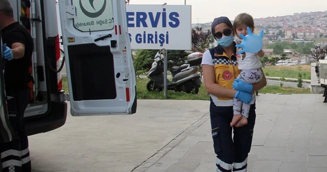 Sağlık görevlisi eldiveni balon yaptı, kaza sonrası ağlayan bebeği sakinleştirdi