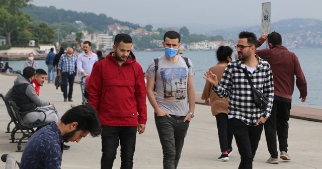 Sahile akın eden vatandaşlar, maske kuralını hiçe saydı