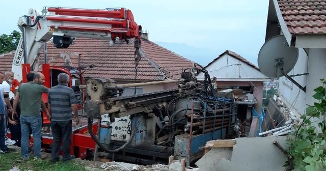 Sakarya’da freni boşalan kamyon eve girdi: 1 ölü, 2 yaralı