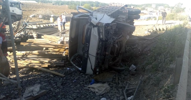 Sakarya’da inşaat malzemesi yüklü kamyonet devrildi: 2 yaralı