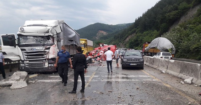 Sakarya'da tır ortalığı savaş alanına çevirdi: 5 yaralı