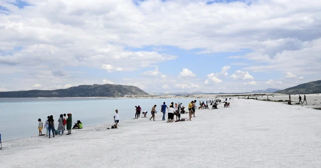 Salda Gölü'ne ziyaretçi akını